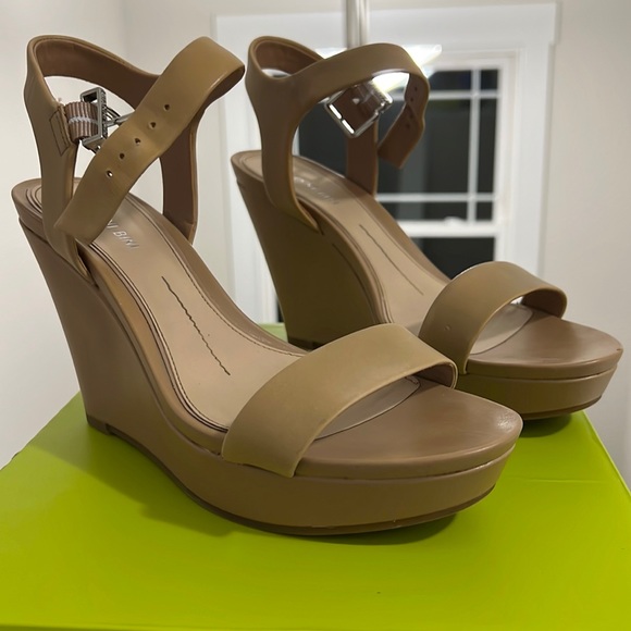 Gianni Bini Shoes - Gianni Bini Beige Wedges